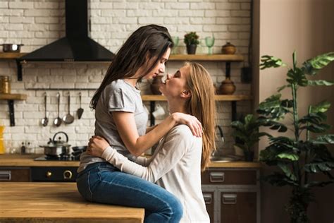 Pareja de lesbianas en el amor en la cama